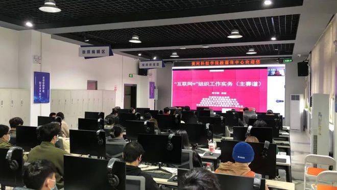 黄河科技学院举办第八届“互联网 ”创新创业大赛巡回宣讲活动(图5) 黄河科技学院举办第八届“互联网 ”创新创业大赛巡回宣讲活动(图5)