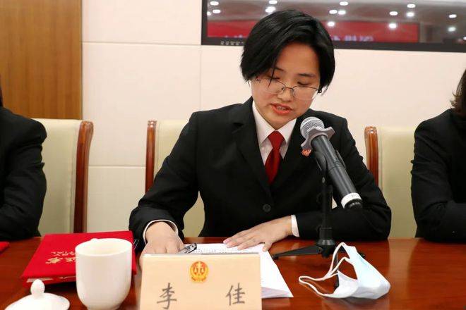 深耕不辍三十载 青春不负新时代 ——无锡中院举行2021年度荣誉天平纪念章颁发暨“我身边的青春榜样”颁奖仪式(图9)