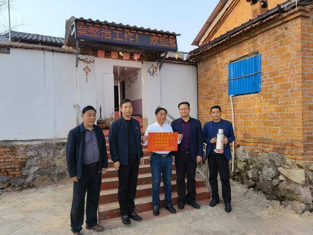 方集镇:敲锣打鼓送表彰 荣誉不再“静悄悄”(图2) 方集镇:敲锣打鼓送表彰 荣誉不再“静悄悄”(图2)