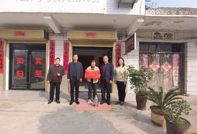 方集镇:敲锣打鼓送表彰 荣誉不再“静悄悄”(图1) 方集镇:敲锣打鼓送表彰 荣誉不再“静悄悄”(图1)