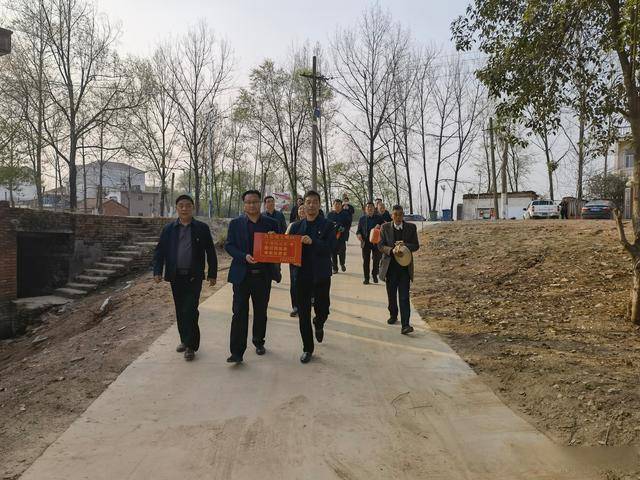 方集镇:敲锣打鼓送表彰 荣誉不再“静悄悄”(图4) 方集镇:敲锣打鼓送表彰 荣誉不再“静悄悄”(图4)
