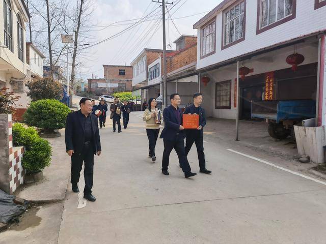 方集镇:敲锣打鼓送表彰 荣誉不再“静悄悄”(图3) 方集镇:敲锣打鼓送表彰 荣誉不再“静悄悄”(图3)