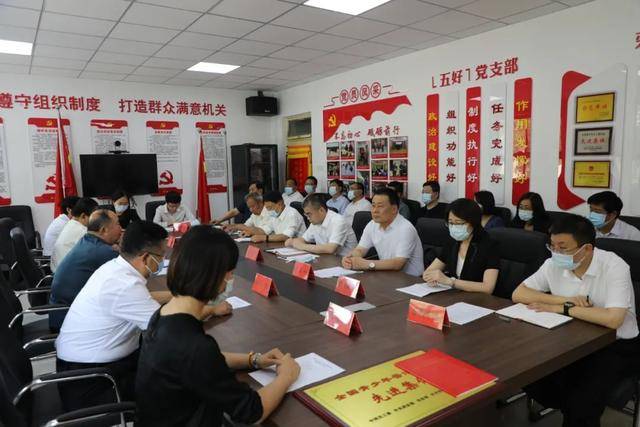 区教育局获“全国青少年普法教育先进集体”荣誉称号(图1) 区教育局获“全国青少年普法教育先进集体”荣誉称号(图1)