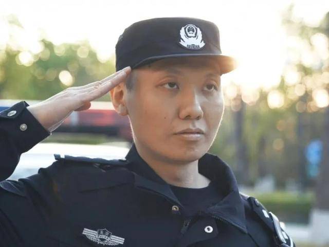 喜报!副中心警察**被授予全国“人民满意的公务员”称号(图3) 喜报!副中心警察**被授予全国“人民满意的公务员”称号(图3)