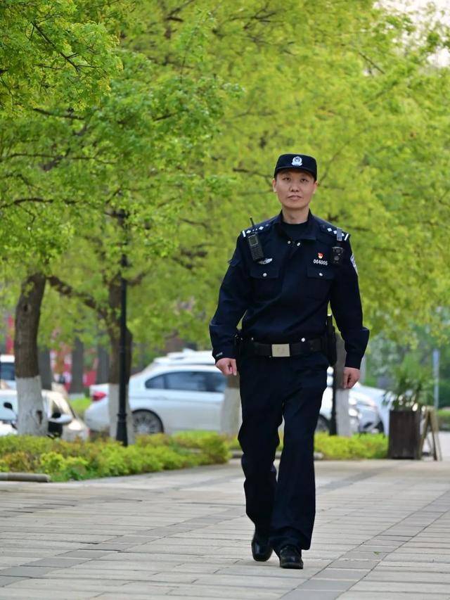 喜报!副中心警察**被授予全国“人民满意的公务员”称号(图4) 喜报!副中心警察**被授予全国“人民满意的公务员”称号(图4)