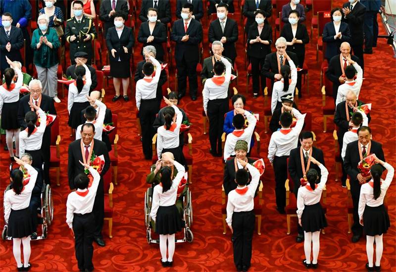 高举英模旗帜,弘扬宪法精神——走近中国特色功勋荣誉表彰制度(图3) 高举英模旗帜,弘扬宪法精神——走近中国特色功勋荣誉表彰制度(图3)