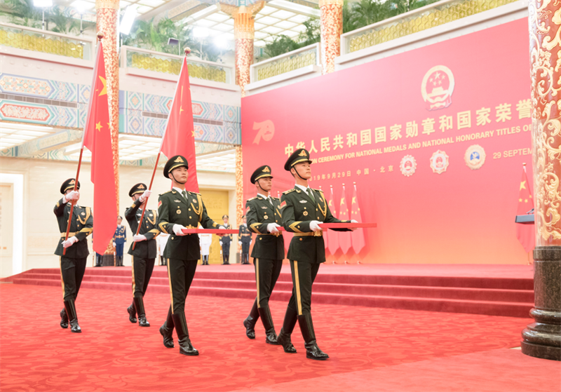 高举英模旗帜,弘扬宪法精神——走近中国特色功勋荣誉表彰制度(图2) 高举英模旗帜,弘扬宪法精神——走近中国特色功勋荣誉表彰制度(图2)