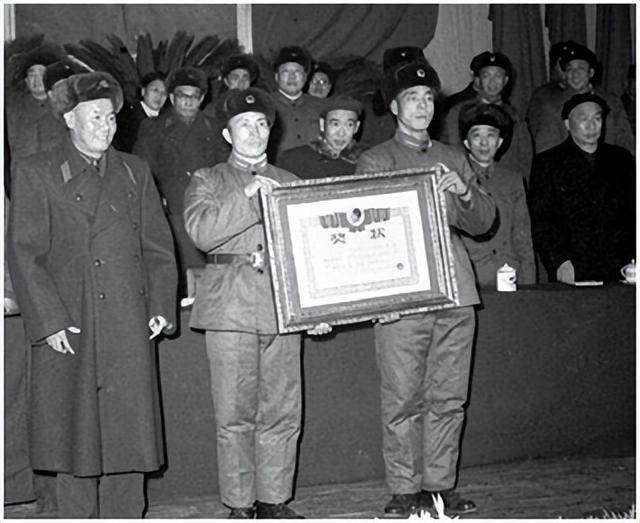 “硬骨头六连”授称60周年,它是我军荣誉部队星河中闪亮的一颗(图4) “硬骨头六连”授称60周年,它是我军荣誉部队星河中闪亮的一颗(图4)