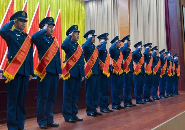 “兵王”晋衔!荣誉时刻,家人见证(图2) “兵王”晋衔!荣誉时刻,家人见证(图2)