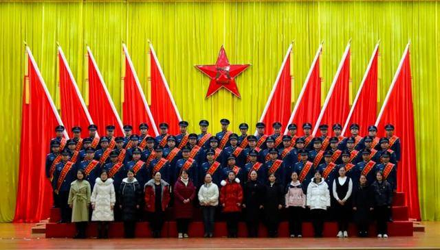 “兵王”晋衔!荣誉时刻,家人见证(图1) “兵王”晋衔!荣誉时刻,家人见证(图1)