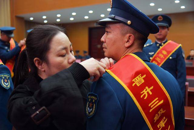 “兵王”晋衔!荣誉时刻,家人见证(图3) “兵王”晋衔!荣誉时刻,家人见证(图3)