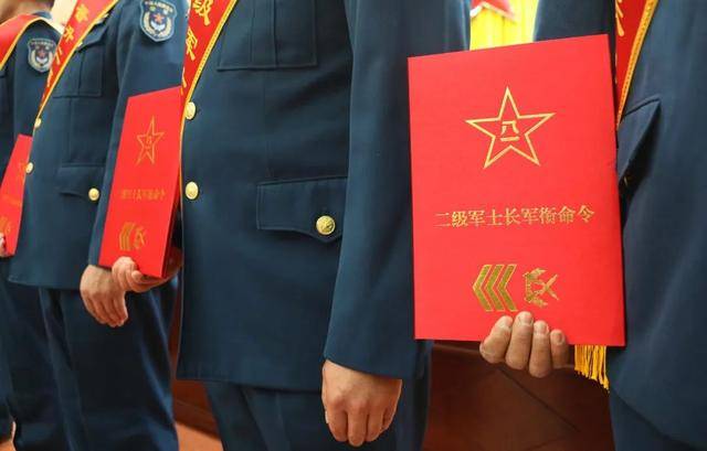 “兵王”晋衔!荣誉时刻,家人见证(图5) “兵王”晋衔!荣誉时刻,家人见证(图5)