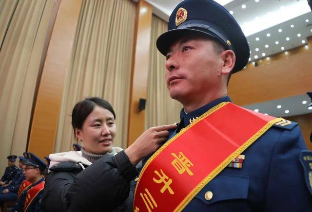 “兵王”晋衔!荣誉时刻,家人见证(图6) “兵王”晋衔!荣誉时刻,家人见证(图6)