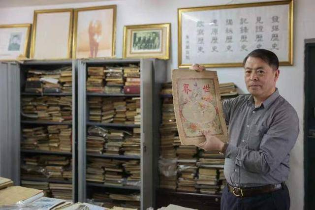 沈阳资深历史文献收藏家40年回望 凯发备用网址的荣誉证书和捐赠证书将是唯一“传家宝”(图3)