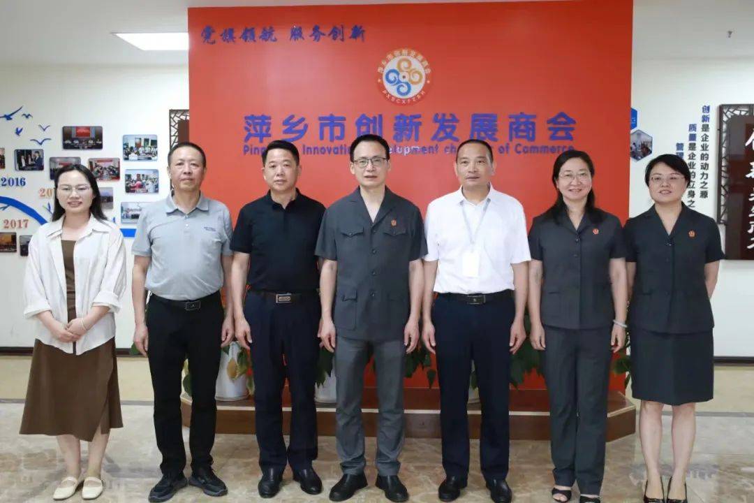 安源区**为“法之道”诉调对接服务站金牌调解员曾志芳颁发荣誉奖牌及证书(图2)