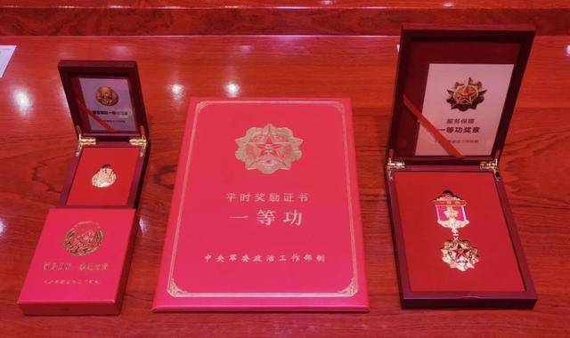 致敬英雄！苗鉴烈士、周焰同志被颁授功勋荣誉(图3)